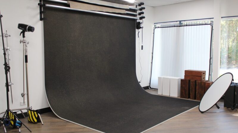Easiframe-Curved-Cycloroma-Photography-backdrop-1-1024x683